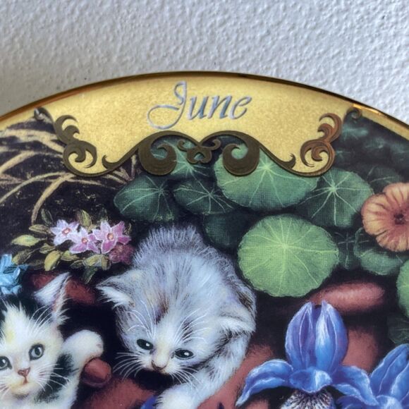 June In The Flower Bed Plate Cat Kitten By Jurgen Scholz Timeless Tails 1999 - Picture 2 of 7